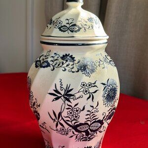 Handcrafted Traditional Chinese Blue and White Porcelain Ginger Jar, Antique Cer